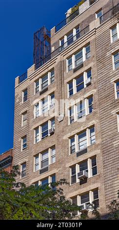 Conçu par Emery Roth, 59 W 12th Street, qui fait partie du quartier historique de Greenwich Village, a été construit en 1931 ; en réparation au moment de la photo (1 octobre 2023). Banque D'Images