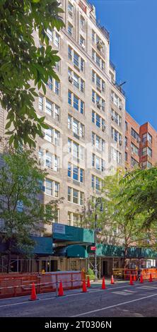 Conçu par Emery Roth, 59 W 12th Street, qui fait partie du quartier historique de Greenwich Village, a été construit en 1931 ; en réparation au moment de la photo (1 octobre 2023). Banque D'Images