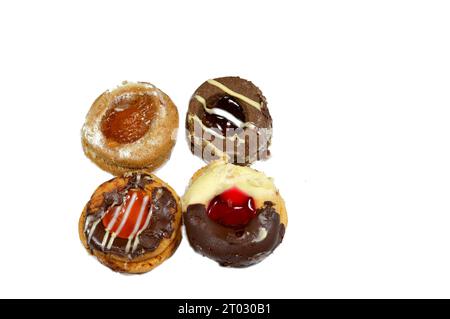 Assortiment de biscuits français, Buttery, crumbly, décadent, et simple farci et couvert de différentes saveurs, chocolat blanc et brun, déchiquetés Banque D'Images