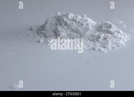 Une photo de la cocaïne à côté d'une pile d'argent sur un bureau. Banque D'Images