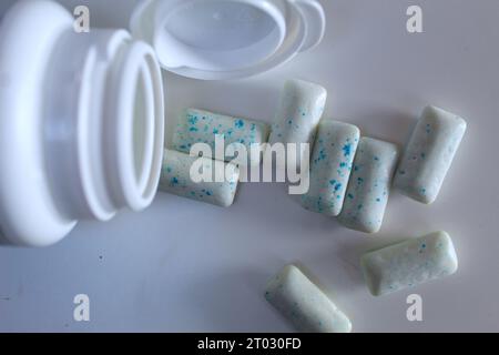 Photo de pastilles de chewing-gum à côté d'une bouteille de chewing-gum. Banque D'Images