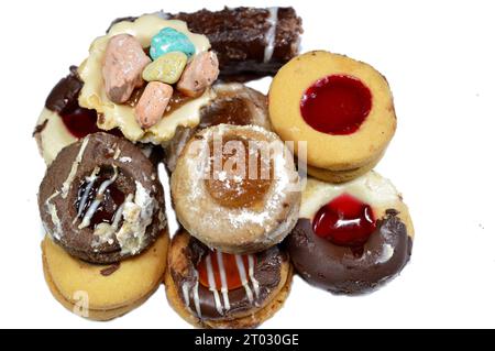 Assortiment de biscuits français, Buttery, crumbly, décadent, et simple farci et couvert de différentes saveurs, chocolat blanc et brun, déchiquetés Banque D'Images