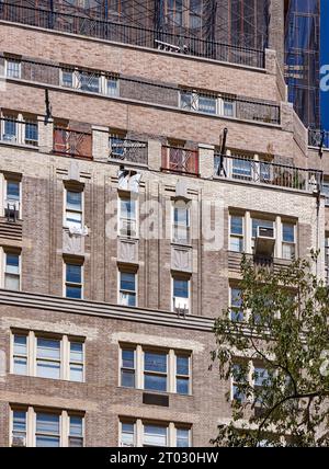 Conçu par Emery Roth, 59 W 12th Street, qui fait partie du quartier historique de Greenwich Village, a été construit en 1931 ; en réparation au moment de la photo (1 octobre 2023). Banque D'Images