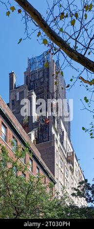 Conçu par Emery Roth, 59 W 12th Street, qui fait partie du quartier historique de Greenwich Village, a été construit en 1931 ; en réparation au moment de la photo (1 octobre 2023). Banque D'Images