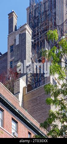 Conçu par Emery Roth, 59 W 12th Street, qui fait partie du quartier historique de Greenwich Village, a été construit en 1931 ; en réparation au moment de la photo (1 octobre 2023). Banque D'Images