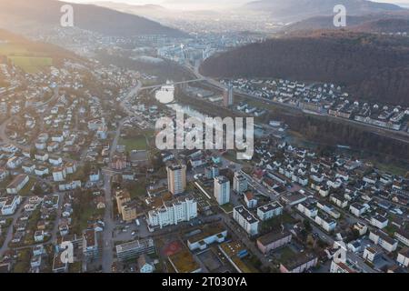 Belle vue sur la pente ensoleillée d'Obersiggenthal dans le canton d'Argovie en Suisse lors d'un beau lever de soleil. Banque D'Images