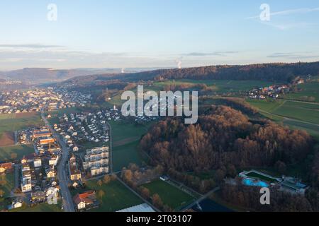 Belle vue sur la pente ensoleillée d'Obersiggenthal dans le canton d'Argovie en Suisse lors d'un beau lever de soleil. Banque D'Images