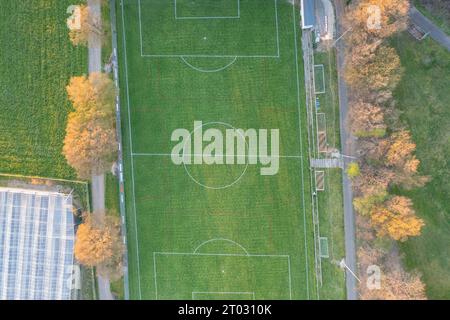 Un terrain de football vu d'en haut. Un peu déformé. Un robot tondeuse tond la pelouse. Banque D'Images