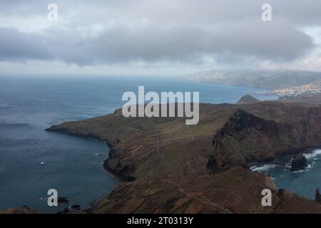 Superbe photo drone des falaises de Madère qui sont faites de roche volcanique et sont donc de couleur rougeâtre. Banque D'Images