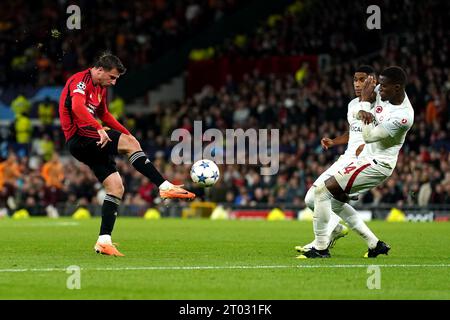 Mason Mount (à gauche) de Manchester United tente un tir au but lors du match de l'UEFA Champions League Group A à Old Trafford, Manchester. Date de la photo : mardi 3 octobre 2023. Banque D'Images