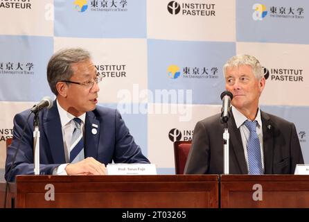 Tokyo, Japon. 3 octobre 2023. Stewart Cole, directeur général de l'Institut Pasteur (à droite), et Teruo Fujii, président de l'Université de Tokyo, ont tenu une conférence de presse après avoir accepté de collaborer dans le domaine de la santé planétaire à l'Université de Tokyo, le mardi 3 octobre 2023. L’Institut Pasteur et l’Université de Tokyo lanceront le Centre d’innovation en santé planétaire (PHIC), tandis que l’Institut Pasteur créera l’Institut Pasteur du Japon (IPJ). (Photo de Yoshio Tsunoda/AFLO) crédit : AFLO Co. Ltd./Alamy Live News Banque D'Images