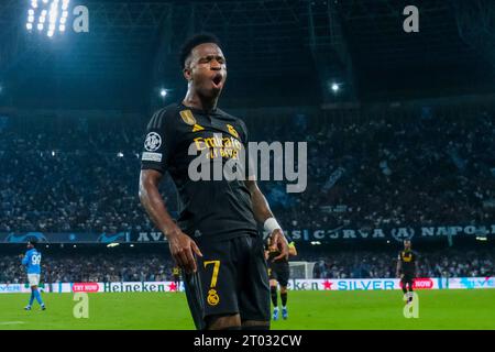 Naples, Italie. 03 octobre 2023. L'attaquant brésilien du Real Madrid, Vinicius Junior, célèbre après avoir marqué un but lors du match de championnat de l'UEFA entre le SSC Napoli et le Real Madrid au stade Diego Armando Maradona à Naples, dans le sud de l'Italie, le 03 octobre 2023. Crédit : Agence photo indépendante/Alamy Live News Banque D'Images