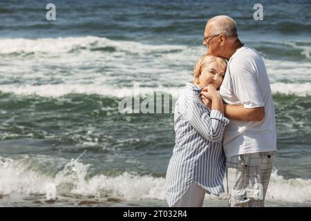 Un couple de gentils vieux. L'homme tient les mains de la femme. elle pose sa tête sur sa poitrine. Banque D'Images