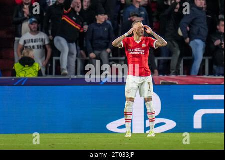 Eindhoven, pays-Bas. 03 octobre 2023. EINDHOVEN, PAYS-BAS - 3 OCTOBRE : Noa Lang du PSV semble déprimé lors du match du groupe B de l'UEFA Champions League opposant le PSV Eindhoven et le Sevilla FC au Phillips Stadion le 3 octobre 2023 à Eindhoven, aux pays-Bas. (Photo Rene Nijhuis/Orange Pictures) crédit : Orange pics BV/Alamy Live News Banque D'Images