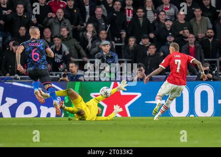 Eindhoven, pays-Bas. 03 octobre 2023. EINDHOVEN, PAYS-BAS - 3 OCTOBRE : Noa Lang du PSV tire pour marquer lors du match du groupe B de l'UEFA Champions League entre le PSV Eindhoven et le Sevilla FC au Phillips Stadion le 3 octobre 2023 à Eindhoven, aux pays-Bas. (Photo Rene Nijhuis/Orange Pictures) crédit : Orange pics BV/Alamy Live News Banque D'Images