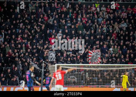 Eindhoven, pays-Bas. 03 octobre 2023. EINDHOVEN, PAYS-BAS - 3 OCTOBRE : fans et supporters du PSV lors du match de groupe B de l'UEFA Champions League entre le PSV Eindhoven et le Sevilla FC au Phillips Stadion le 3 octobre 2023 à Eindhoven, pays-Bas. (Photo Rene Nijhuis/Orange Pictures) crédit : Orange pics BV/Alamy Live News Banque D'Images