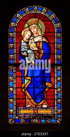 La mère de Dieu avec l'enfant Jésus. Un vitrail dans l'église de St Alphonse Liguori, Luxembourg ville, Luxembourg. Banque D'Images