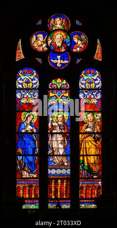 Jésus avec Marie et Joseph et aussi avec la Sainte Trinité. Vitraux dans l'église St Alphonse Liguori, Luxembourg, Luxembourg. Banque D'Images