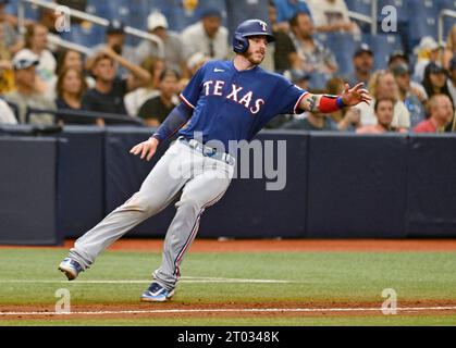 St Petersburg, États-Unis. 03 octobre 2023. Jonah Heim (28), receveur des Texas Rangers, tient la troisième base après avoir avancé sur un double par Evan carter en quatrième manche contre les Rays de Tampa Bay dans un match de Wild Card de la Ligue américaine MLB au Tropicana Field à St. Petersburg, Floride, le mardi 3 octobre 2023. Photo de Steve Nesius/UPI crédit : UPI/Alamy Live News Banque D'Images