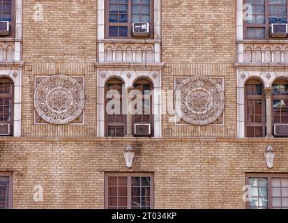 Emery Roth embelli Carteret en brique beige, 208 West 23rd Street à Chelsea, avec des médaillons en terre cuite et des encadrements de fenêtres. Banque D'Images