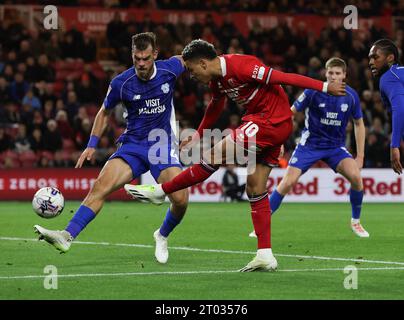 Morgan Rogers de Middlesbrough en action avec Dimitrios Goutas de Cardiff City lors du Sky Bet Championship Match Middlesbrough vs Cardiff City au Riverside Stadium, Middlesbrough, Royaume-Uni, le 3 octobre 2023 (photo de Nigel Roddis/News Images) Banque D'Images