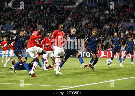Eindhoven, pays-Bas. 03 octobre 2023. EINDHOVEN - Jordan Teze du PSV Eindhoven marque le 2-2 lors du match de Ligue des champions de l'UEFA entre le PSV Eindhoven et le Sevilla FC au stade Phillips le 3 octobre 2023 à Eindhoven, aux pays-Bas. ANP MAURICE VAN STEEN crédit : ANP/Alamy Live News Banque D'Images