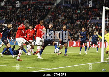 Eindhoven, pays-Bas. 03 octobre 2023. EINDHOVEN - Jordan Teze du PSV Eindhoven marque le 2-2 lors du match de Ligue des champions de l'UEFA entre le PSV Eindhoven et le Sevilla FC au stade Phillips le 3 octobre 2023 à Eindhoven, aux pays-Bas. ANP MAURICE VAN STEEN crédit : ANP/Alamy Live News Banque D'Images