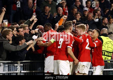 Eindhoven, pays-Bas. 03 octobre 2023. EINDHOVEN - le PSV célèbre le 2-2 par Jordan Teze du PSV Eindhoven lors du match de l'UEFA Champions League entre le PSV Eindhoven et le Sevilla FC au stade Phillips le 3 octobre 2023 à Eindhoven, aux pays-Bas. ANP MAURICE VAN STEEN crédit : ANP/Alamy Live News Banque D'Images