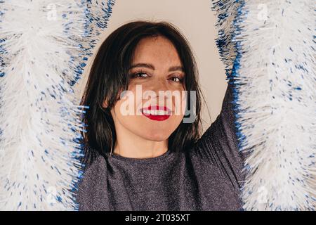 Émotions des gens, mode de vie, loisirs et concept de beauté. Une fille européenne optimiste heureuse et joyeuse danse et s'amuse, se déplaçant à t Banque D'Images