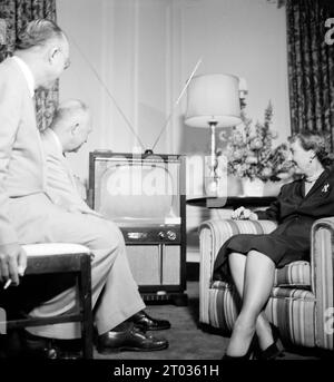 Dwight et Mamie Eisenhower regardant une télévision pendant la Convention nationale républicaine, États-Unis en 1952 Banque D'Images