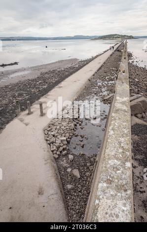 Édimbourg, Royaume-Uni - 26 août 2023 : lorsque la marée du Firth of Forth est basse, Cramond Island est accessible depuis Silverknowes via ce caus Banque D'Images