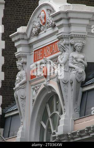 Une vue extérieure verticale du bâtiment d'arcade historique et classique de Londres Banque D'Images