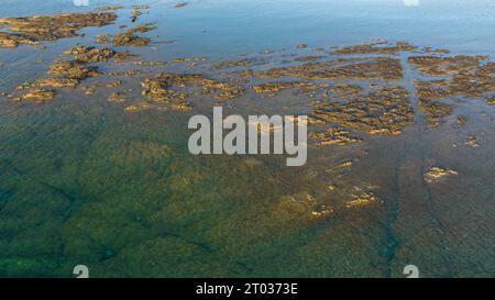 Photo aérienne de l'île d'Isola Piana près de Stintino et de la plage de Spiaggia la Pelosa. Île montagneuse, eau bleue et ciel clair. Nord-Ouest p Banque D'Images