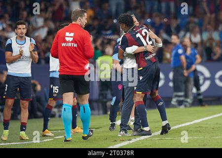 Valencia, Espagne. 03 octobre 2023. Fabricio Santos de Levante UD et Javier Calleja entraîneur-chef de Levante UD lors du match de la Liga Hypermotion entre Levante UD et Villarreal CF 'B' joué au Stade Ciutat de Valencia le 03 octobre 2023, à Valence, Espagne. (Photo de Jose Torres /PRESSINPHOTO) crédit : PRESSINPHOTO SPORTS AGENCY/Alamy Live News Banque D'Images
