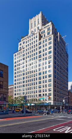 Emery Roth a conçu le 300 West 23rd Street avec une décoration Art déco minimale ; le bâtiment était en réparation au moment de cette photo (1 octobre 2023). Banque D'Images