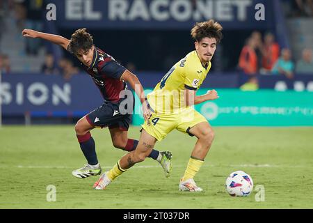 Valencia, Espagne. 03 octobre 2023. Hugo Perez de Villarreal CF B et Carlos Alvarez de Levante UD lors du match de Liga Hypermotion entre Levante UD et Villarreal CF 'B' ont joué au Stade Ciutat de Valencia le 03 octobre 2023, à Valence, Espagne. (Photo de Jose Torres /PRESSINPHOTO) crédit : PRESSINPHOTO SPORTS AGENCY/Alamy Live News Banque D'Images