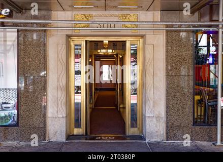 Emery Roth a conçu le 300 West 23rd Street avec une décoration Art déco minimale ; le bâtiment était en réparation au moment de cette photo (1 octobre 2023). Banque D'Images