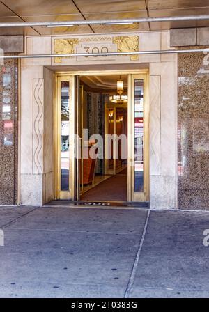 Emery Roth a conçu le 300 West 23rd Street avec une décoration Art déco minimale ; le bâtiment était en réparation au moment de cette photo (1 octobre 2023). Banque D'Images