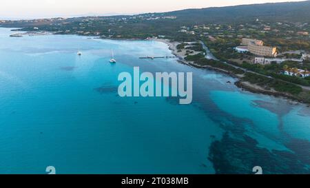 Photo aérienne de Spiaggia la Pelosa et Spiaggia dela Pelosetta dans le nord-ouest de la Sardaigne. Stintino, province de Sassari. Journée ensoleillée, eau claire, b Banque D'Images