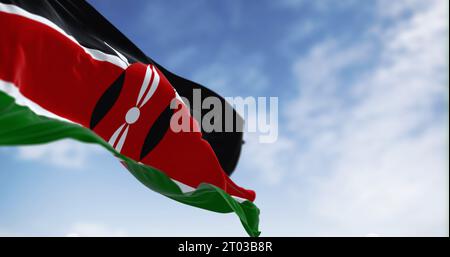 Drapeau national du Kenya agitant par temps clair. Bandes noires, rouges et vertes séparées par des lignes blanches, avec un bouclier masaï noir sur deux lances dans le cen Banque D'Images