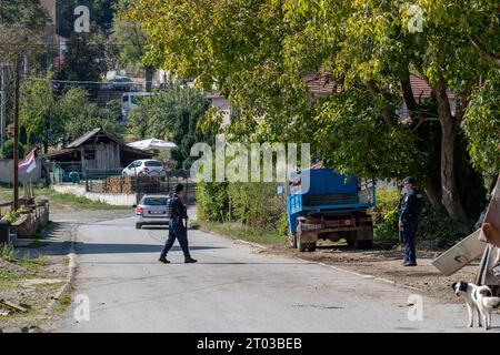 Au milieu d’un affrontement féroce entre les forces de police kosovares et des hommes armés serbes, orchestré par Milan Radoicic (Président de la liste serbe), la police kosovare reste résolue dans sa mission de maintien de la sécurité dans le village de Banjska et le chemin vers le poste frontalier Jarinje avec la Serbie le mardi 3 octobre 2023. L'incident fait suite à un événement tragique survenu il y a deux semaines, lorsque des hommes armés, qualifiés de terroristes par le gouvernement kosovar, ont coûté la vie au sergent Afrim Bunjaku, un officier dévoué de la police kosovare, lors de la fusillade. (Photo VX/ Vudi Xhymshiti) Banque D'Images