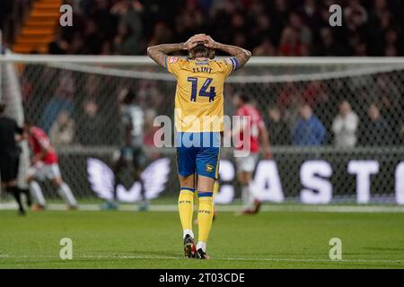 Mansfield, Royaume-Uni. 03 octobre 2023. Le défenseur de Mansfield Town Aden Flint (14 ans) s'attaque à la tête lors du match entre Mansfield Town FC et Wrexham AFC Sky BET EFL League Two au One Call Stadium, Mansfield, Royaume-Uni, le 3 octobre 2023 Credit : Every second Media/Alamy Live News Banque D'Images