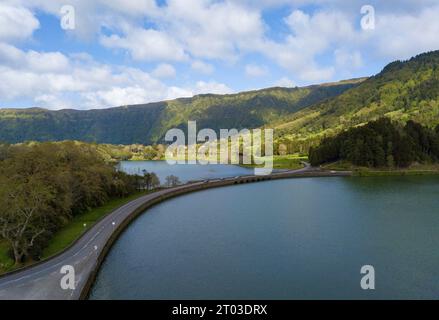 Belle vue sur le paysage du lac Sete Cidades 'Lagoa das Sete Cidades' et le pont et la route avec la circulation automobile. Île Sao Miguel aux Açores Banque D'Images