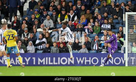 West Bromwich, Royaume-Uni. 03 octobre 2023. Le gardien de but de Sheffield Wednesday, Devis Vásquez envoie le ballon devant Brandon Thomas-Asante de West Bromwich Albion lors du match du championnat EFL Sky Bet entre West Bromwich Albion et Sheffield Wednesday aux Hawthorns, West Bromwich, Angleterre le 3 octobre 2023. Photo de Stuart Leggett. Usage éditorial uniquement, licence requise pour un usage commercial. Aucune utilisation dans les Paris, les jeux ou les publications d'un seul club/ligue/joueur. Crédit : UK Sports pics Ltd/Alamy Live News Banque D'Images