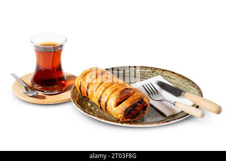 Un moment de délice turc avec une pâtisserie au sésame, accompagnée d'un verre chaleureux et accueillant de thé turc traditionnel. Découvrez l'authentique, hom Banque D'Images