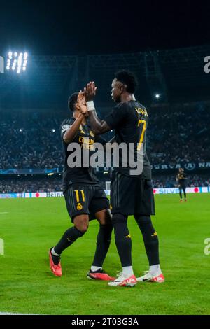 L'attaquant brésilien du Real Madrid, Vinicius Junior, célèbre après avoir marqué un but lors du match de championnat de l'UEFA entre le SSC Napoli et le Real Madrid au stade Diego Armando Maradona à Naples, dans le sud de l'Italie, le 03 octobre 2023. Banque D'Images