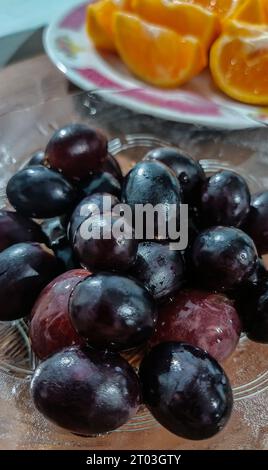 fruits servis sur une table en bois Banque D'Images