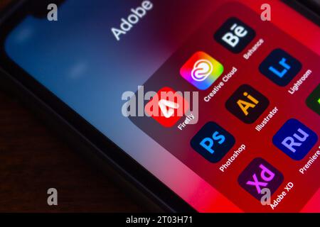 Icônes Adobe Firefly et Adobe Creative Cloud visibles sur iPhone. Firefly est un produit d'Adobe CC et un modèle d'apprentissage automatique génératif pour la conception Banque D'Images