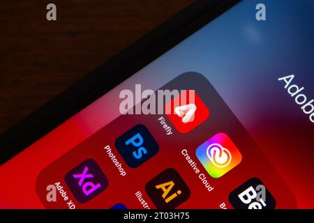 Icônes Adobe Firefly et Adobe Creative Cloud visibles sur iPhone. Firefly est un produit d'Adobe CC et un modèle d'apprentissage automatique génératif pour la conception Banque D'Images
