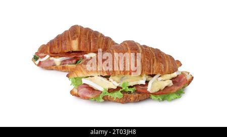 Croissants savoureux avec fromage brie, jambon et bacon isolé sur blanc Banque D'Images